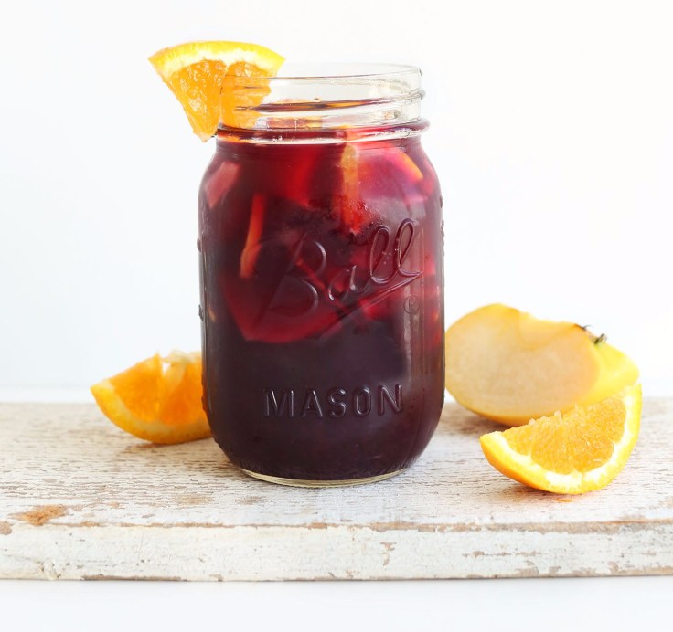 SIMPLE-Traditional-Red-Sangria-6-ingredients-SO-refreshing-and-delicious-vegan-recipe-wine-sangria-summer