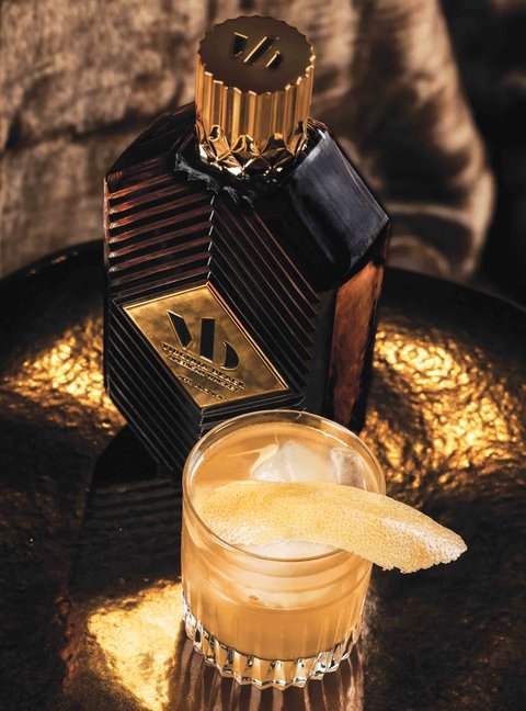 062816-drake-drink-lead